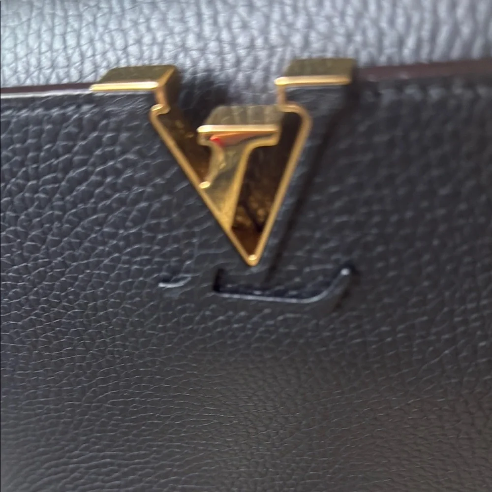 Louis Vuitton Black Crossbody Bag with Textured Leather - Picture 4 of 15